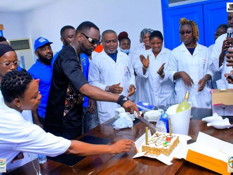 Kedjevara célèbre son anniversaire en faisant des dons à l'hôpital général de Port-Bouet