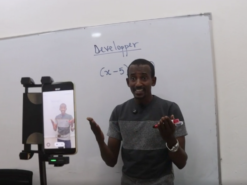 Portrait : Idriss Mahamat Alhabib, le prof tchadien qui rend les mathématiques "virales"